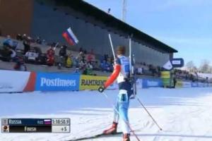 Неудачный финиш: Российский биатлонист уронил свой флаг под ноги украинцу