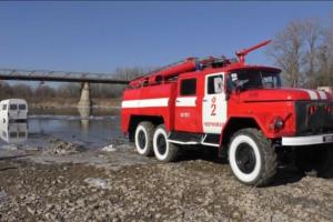 Черновцы: спасатели вытащили автомобиль из реки Прут