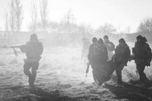 Они даже трупы не собирают - идут в атаку прямо по ним, - боец АТО