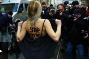 Активистка FEMEN "горячо" встретила Путина в Будапеште