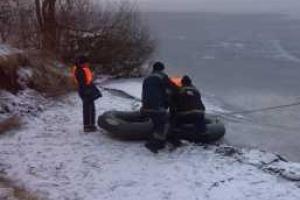 На озере Алмазное под лед провалился мужчина