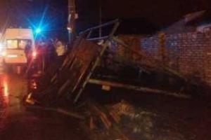 В Днепропетровске остановка упала на людей