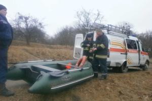 На Киевщине спасатели достали из воды утопленника