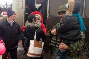 В Дебальцево из-под завалов вытащили семью