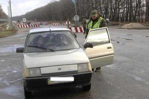 На запорожских блокпостах милиционеры продолжают изымать незаконное оружие