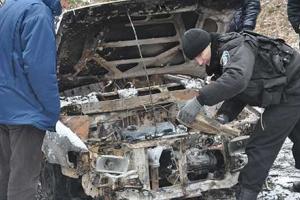 На Буковине найдено обгоревшее авто с трупом мужчины