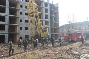 В Киевской области стрела крана упала  рядом с жилым домом