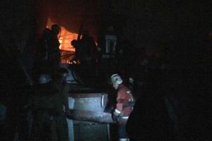 При пожаре на складе в Днепропетровске сгорели продукты, косметика и автомобили