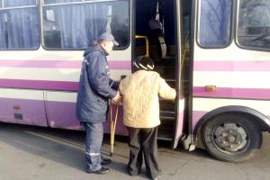 Спасатели помогли женщине-инвалиду из Луганска добраться до родных