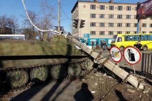 На место ДТП в Константиновке несут цветы и свечи