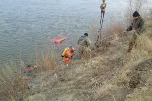 На Черниговщине автомобиль упал в реку, водитель утонул