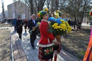 В Северодонецке возложили цветы к памятнику Кобзарю