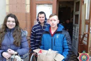 Дети Марьинского района получили гуманитарную помощь от милиционеров Донетчины