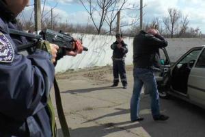 Работники ГАИ Херсонщины учились задерживать вооруженных преступников на блокпосту