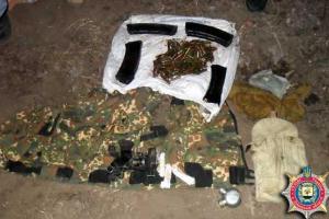 Боевик "ДНР" закопал боеприпасы во дворе у людей, которые спасли его после ДТП 