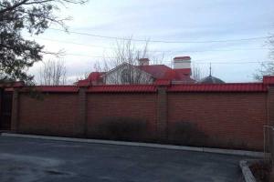 Дом Ефремова в Луганске стерегут охранники