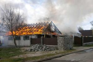 На Полтавщине пожарные спасли дом и гараж от уничтожения огнем