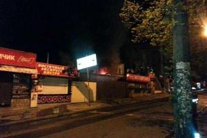 В Киеве огнеборцы потушили пожар в заведении общественного питания на территории рынка