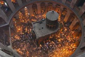 В храме Гроба Господня сошел Благодатный огонь