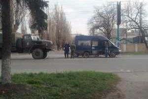 В Макеевке военный "Урал" ДНР врезался в маршрутку