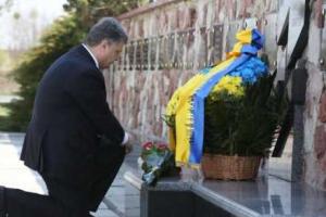 Порошенко возложил цветы к памятнику героям Чернобыля