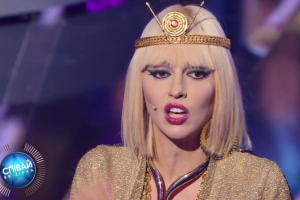 Оля Полякова нарядилась царицей и приказала целовать ей ноги