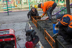 Бордюры и заборы в Москве красят в цвет георгиевской ленты