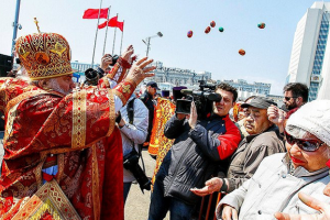 Во Владивостоке на Пасху поп кидал в прихожан яйца