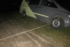 На Киевщине спасатели спасли водителя авто, который не справился с управлением и едва не погиб