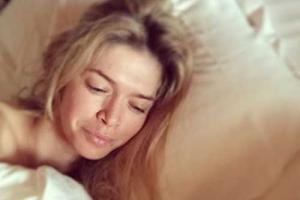 Вера Брежнева опубликовала фото в постели