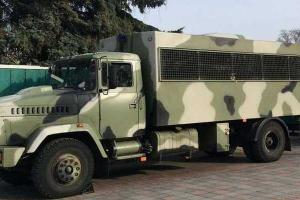 К зданию ВР подтянули бронированные КрАЗы