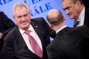 Сенат Чехии принял петицию об отставке президента Земана за "предательство интересов родины"