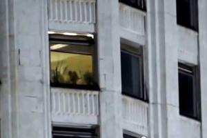 В доме правительства РФ сняли откровенную любовную сцену (18+)