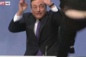 Разгневанная гречанка вскочила на стол главы Европейского центробанка во время конференции