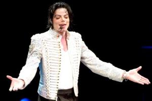 Покойного Майкла Джексона снова обвиняют в растлении несовершеннолетних