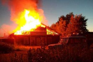 На Житомирщине спасатели ликвидировали пожар в деревянном жилом доме
