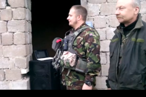 Украинские силовики "пытают" боевиков гимном Украины
