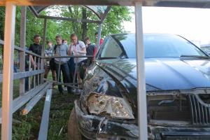 Двух подростков на тротуаре в Киеве сбила женщина