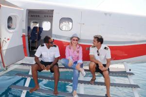 Лена Ленина на Мальдивах учится водить гидросамолет