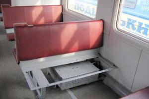 Вандалы изуродовали вагоны только что отремонтированного электропоезда и украли сиденья