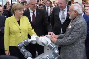 Ангела Меркель протестировала первого в мире робота с двумя руками, способного к сотрудничеству с человеком