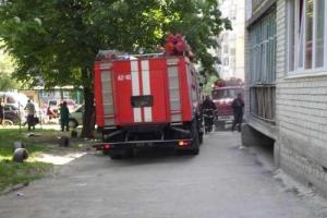 Во время тушения пожара в ровенской многоэтажке пожарные спасли хозяина квартиры и эвакуировали 9 человек