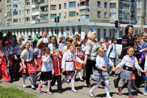В Лисичанске прошел парад вышиванок