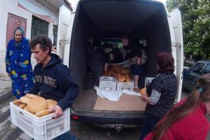 В Марьинку привезли гуманитарку: хлеб, одежду и картофель для посадки