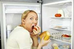 Ученые объяснили ночные приступы обжорства