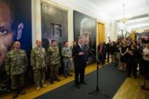 Порошенко открыл выставку фотопортретов героев АТО