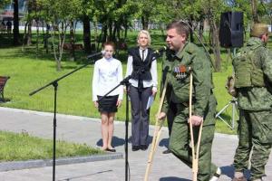 В Донецке Захарченко на костылях появился на открытии мемориала памяти погибшим гражданам «ДНР»