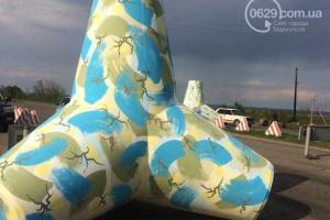 Под Мариуполем трассу украсили патриотические тетраподы