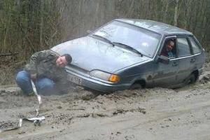 В Карелии участников автопробега засосало в грязь