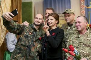 Первая леди страны сделала сэлфи с бойцами АТО